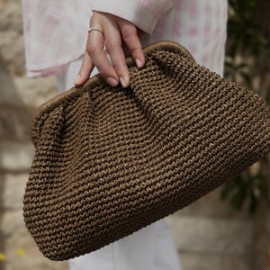Pochette in rafia marrone scuro | Borsa in rafia intrecciata in paglia | Pochette a marsupio con chiusura metallica nascosta