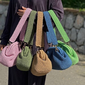 Peut inclure: Cinq sacs &agrave; main en crochet avec des sangles de diff&eacute;rentes couleurs. Les sacs sont rose, vert, marron, bleu et vert. Les sangles sont rose, vert, marron, bleu et vert.