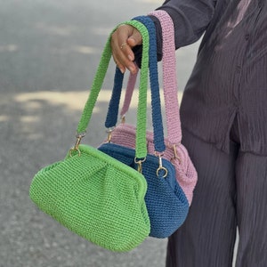 Peut inclure: Trois sacs &agrave; main en crochet de couleur verte, bleue et rose avec des fermoirs dor&eacute;s et des bandouli&egrave;res assorties.