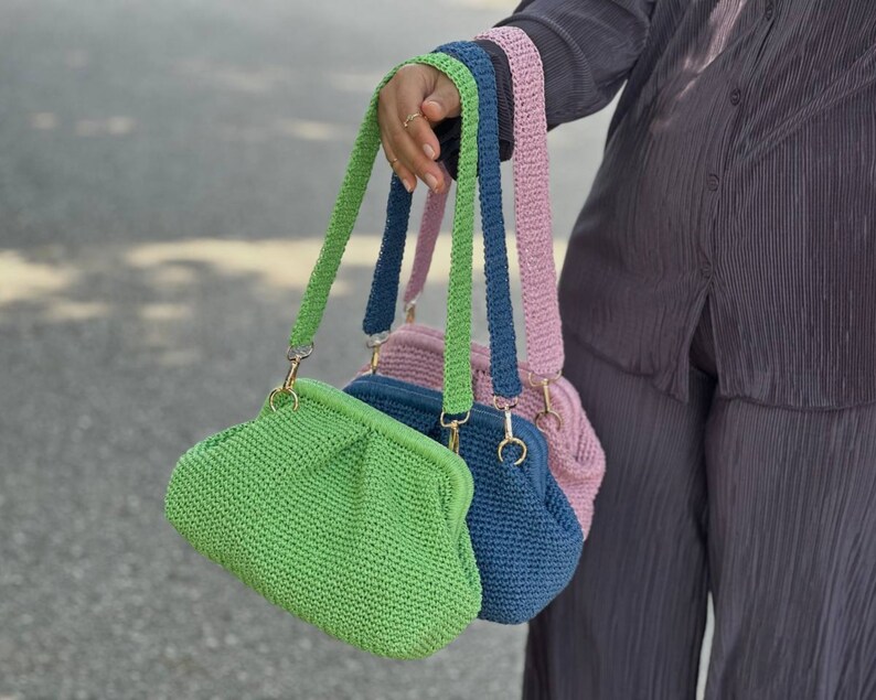 Peut inclure: Trois sacs &agrave; main en crochet de couleur verte, bleue et rose avec des fermoirs dor&eacute;s et des bandouli&egrave;res assorties.