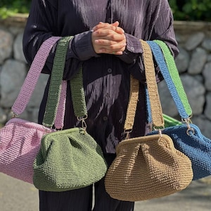Peut inclure: Quatre sacs &agrave; main en crochet avec des sangles de diff&eacute;rentes couleurs. Les sacs sont rose, vert, marron et bleu. Les sangles sont rose, vert, marron et bleu.