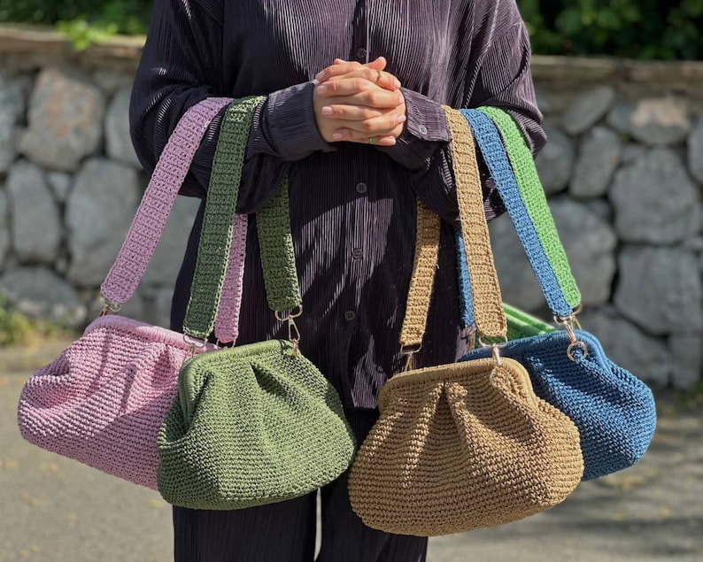 Peut inclure: Quatre sacs &agrave; main en crochet avec des sangles de diff&eacute;rentes couleurs. Les sacs sont rose, vert, marron et bleu. Les sangles sont rose, vert, marron et bleu.