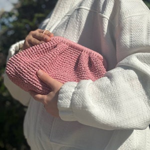 Kleine Raffia Rosa Clutch für Frauen | Stroh Gestrickte Raffia Tasche | Beutel-Handtasche mit verstecktem Metall verschlossen