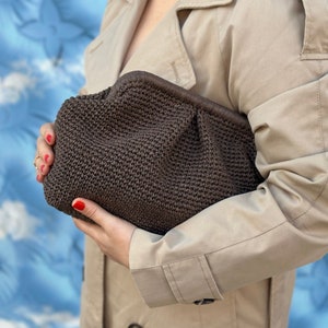 Pochette in rafia marrone scuro/Borsa in rafia lavorata a maglia in paglia intrecciata/pochette a sacchetto con metallo nascosto chiuso a chiave