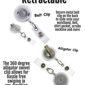 K&ouml;nnte beinhalten: Ein transparenter, einziehbarer Ausweishalter mit einem Metall-G&uuml;rtelclip und einem Alligatorclip. Der Halter verf&uuml;gt &uuml;ber einen 360-Grad-Schwenkclip f&uuml;r problemloses Wischen in jede Richtung. "Retractable" steht oben im Bild. "Belt Clip" und "Alligator Clip" stehen neben den Clips.