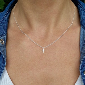 Collier mini croix argent 925 très fine superposition délicate image 1