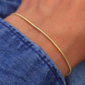 Ormarmband, runt, 18K guld, delikat och fint