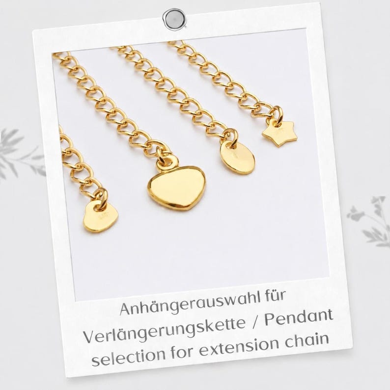 Puede incluir: Cuatro cadenas de extensi&oacute;n de metal dorado, cada una con un dije distinto en el extremo. Los dijes incluyen un coraz&oacute;n peque&ntilde;o, un coraz&oacute;n grande, un disco redondo y una estrella de cinco puntas. El texto dice: Anh&auml;ngerauswahl f&uuml;r Verl&auml;ngerungskette / Pendant selection for extension chain.