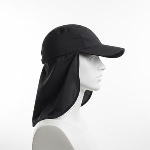 Op de afbeelding: Zwarte zonnehoed met een gebogen klep en een nekflap. De hoed is gemaakt van een lichtgewicht materiaal, mogelijk nylon. De nekflap biedt extra bescherming tegen de zon voor de nek en oren.
