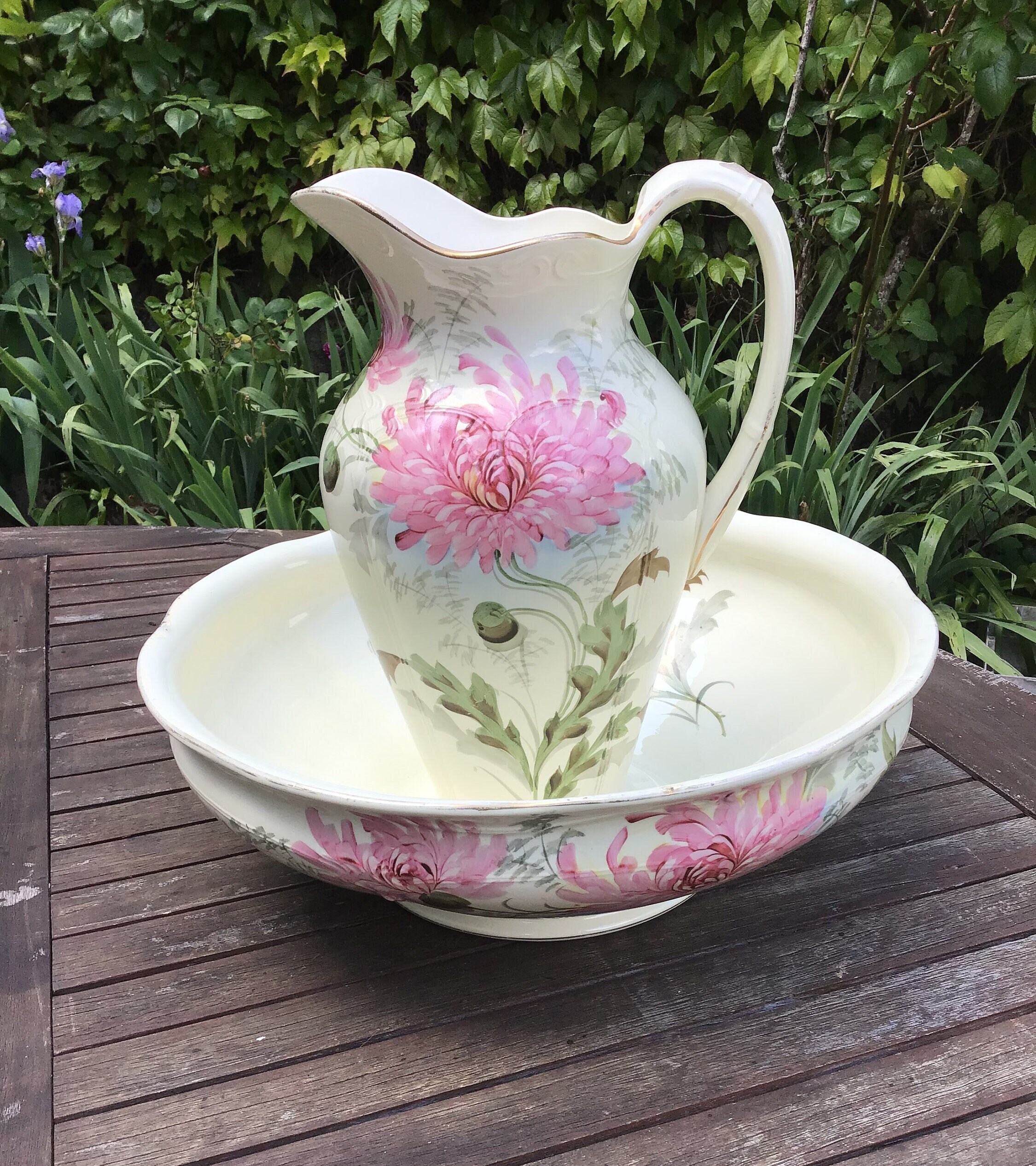 Splendid Art nouveau“521”  toiletry set in French ironstone from the Hamage Nord manufactory of Saint-Amand