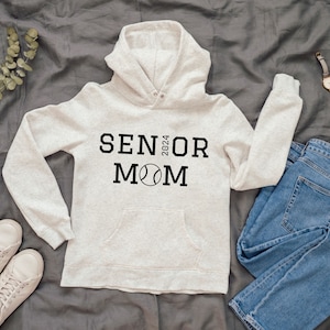 Trotse Senior Tennis Mom SVG, Senior Tennis Mom 2024, Tennis Mom Senior Class of 2024, Senior Grad Gift voor Mom, College Graduates