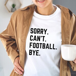 Koszulka piłkarska damska SVG, bluza z kapturem Football Mom, koszulka Football Gameday PNG SVG, odzież jesienna, przepraszam, że nie mogę pożegnać się z piłką nożną