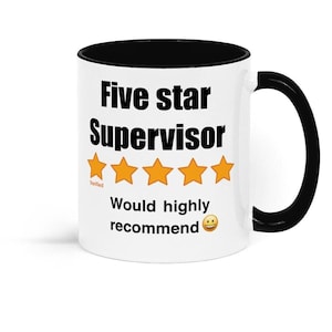 Könnte beinhalten: Eine weiße Keramik-Kaffeetasse mit schwarzem Rand und Henkel. Die Tasse hat schwarzen Text, der "Five star Supervisor" lautet, mit fünf goldenen Sternen unter dem Text. Der Text "Verified" befindet sich unter den Sternen. Der Text "Would highly recommend" befindet sich unter den Sternen mit einem gelben Smiley-Emoji.
