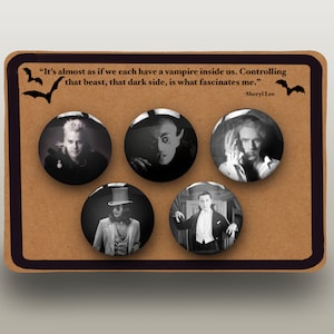Broches com ícones de filmes de vampiros, um presente original para fãs de vampiros.