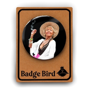 Pin's Madge de Benidorm | Cadeau Madge Harvey | Insigne de blague Adorateur du soleil | havane orange madge | Cadeau d'anniversaire drôle | Solana Benidorm