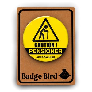 Badge drôle de retraité de Zazzle.be Liste d'envies Vous avez des idées ? Grande 5,8 cm | Cadeau de retraite blague | Blague anniversaire 60e 70e 75e | Vieux Git | Mise en garde Pensionné OAP Vieillesse