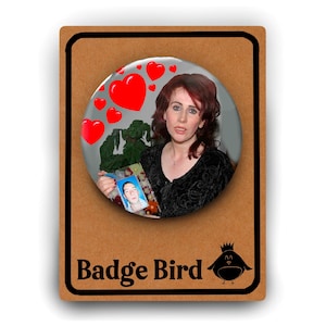 Pin's Elaine Figgis | Cadeau Catherine Tate | Badge de blague drôle femme célibataire | À la recherche de l'amour ! | Carte-cadeau d'anniversaire amusante | Blague sur les fréquentations