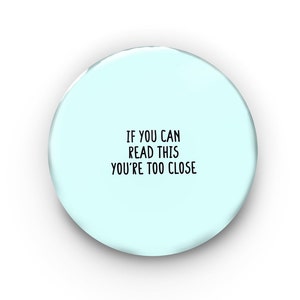 Vous êtes trop près ! Pin's Badge | Déclaration sur l'espace personnel | Slogan | Ne pas toucher | Introverti | Distance sociale | Drôle Insolite | Distance