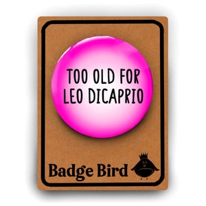 Funny Joke volwassen verjaardag badge button pin - te oud voor Leo Dicaprio - grappige toevoeging aan 21e verjaardagskaart