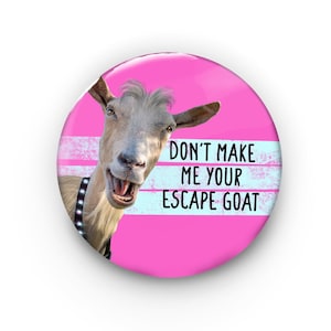 Lustige Flucht Ziege Pin Abzeichen Button | Sündenbock Fehlaussprache | Scherz Merch | Ungewöhnliche Geschenkidee | Accessorise Totes | 3,2cm |