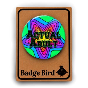 18e verjaardag echte volwassen grappige verjaardagsbadge | Groot 5,8 cm | Perfecte aanvulling op de 18e verjaardagskaart | Volwassen maar niet volwassen | 18e grap: