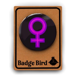 Feministische pin-badge | Groot 5,8 cm | Vrouwenrechten | Gelijkheid | Activist | Handgemaakt | Cadeaufeminisme | Symbool Vrouw | Zus |