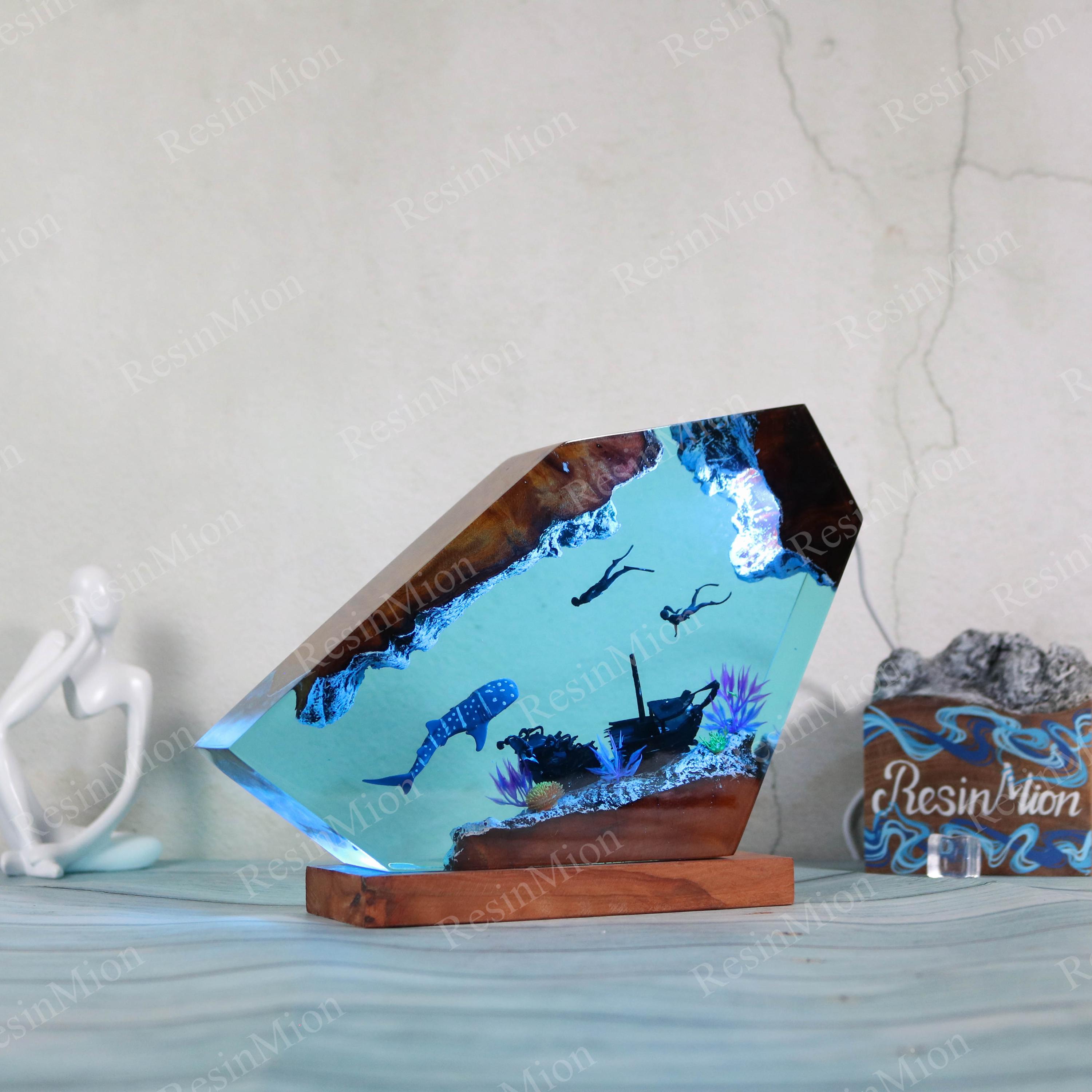 Luce Notturna In Resina Epossidica Con Squalo Balena E Sub | Cubo 5x5x5 Cm Con Base In Legno | Lampada LED USB Micro Paesaggio Marino - 3