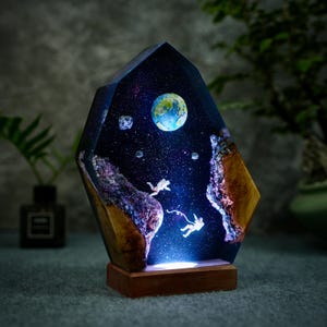 Astronaut Lamp , Space Galaxy Lamp made of resin and wood, Space Night Lights, Epoxy Night Lamp for Spacecraft, Interstellar resin lamp