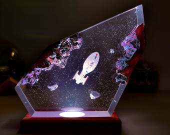 Star Trek USS Voyager NCC-74656 figure, USS voyager ncc-74656 statue, star trek model, spaceship lights, Diorama Ncc 1701C, Resin art decor