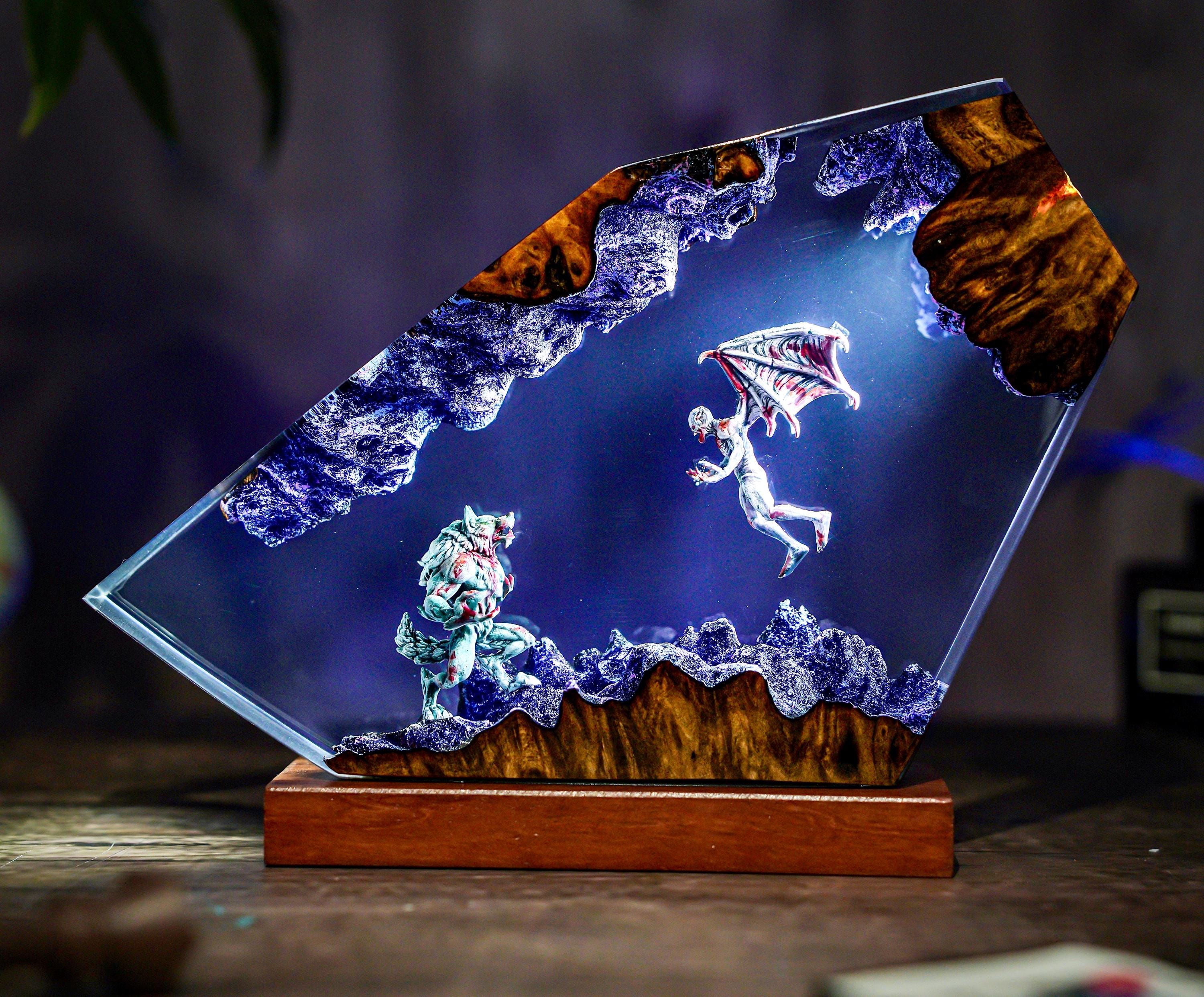 狼男対吸血鬼ランプ、カスタムハロウィーン、ゴシックファンタジージオラマライト、ホラーモンスターバトル、ハロウィーンデコレーション - Etsy 日本, image size:3000x2485