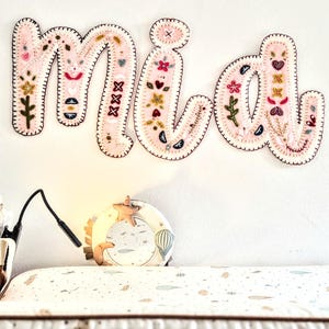Letras personalizadas de fieltro de lana bordadas a mano. Decoración sostenible y respetuosa con el medio ambiente con un diseño escandinavo.