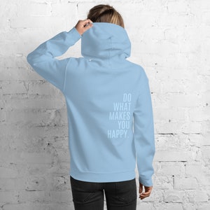 Puede incluir: Sudadera con capucha azul claro con el texto "DO WHAT MAKES YOU HAPPY." impreso en la espalda.