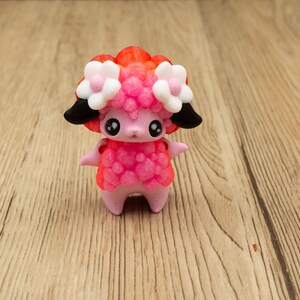 3D-geprint beeldje van schaap | Roze en sprankelend rood fantasiemodel