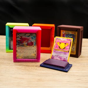Caixa de baralho de exibição | Impressa em 3D | Comporta 60 cartas de capa única ou 100 cartas sem capa