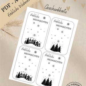Puede incluir: Una hoja de etiquetas de regalo navideñas con las palabras "Frohliche Weihnachten" e ilustraciones de copos de nieve y árboles. Las palabras "PDF - A4 Vorlage Frohliche Weihnachten 1" están en la parte superior izquierda. La palabra "Download" está en la parte inferior.