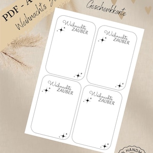 Può includere: Un foglio di quattro etichette regalo bianche con angoli arrotondati, ciascuna con la scritta "Weihnachts Zauber" con accenti di stelle. Sono visibili anche le parole "PDF - A4 Vorlage" e "Geschenkkarte". Un pulsante "Download" è in basso.
