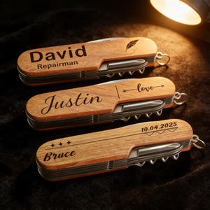 Könnte beinhalten: Drei personalisierte Taschenmesser aus Holz mit Werkzeugen aus Edelstahl. Das obere Messer ist mit "David" und "Repairman" graviert, das mittlere mit "Justin" und "love", und das untere mit "Bruce" und "10.04.2025".