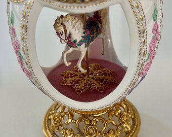 VTG 1996 Franklin Mint House of Faberge Porcelain Egg Carousel Jewel Music Box with Gold Accent