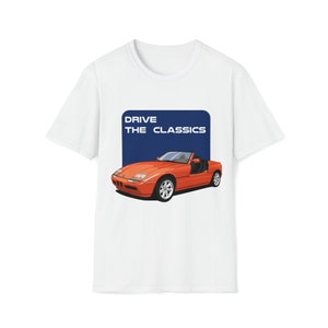 Puede incluir: Camiseta blanca con un gráfico azul y blanco de un coche rojo descapotable y el texto "DRIVE THE CLASSICS".