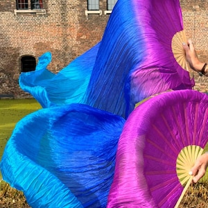 Conjunto de abanicos de velo de seda para danza del vientre en tonos morado, azul y turquesa.