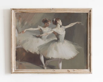 Pode incluir: Uma pintura emoldurada de duas bailarinas em tutus brancos, realizando uma pose de dança em um palco. A pintura tem um fundo marrom e verde.