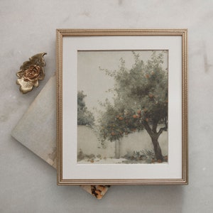 Puede incluir: Una pintura de acuarela enmarcada de un &aacute;rbol con hojas verdes y frutos naranjas. El &aacute;rbol est&aacute; en un jard&iacute;n con una pared blanca en el fondo.