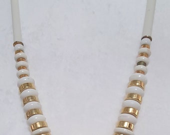 Bijoux fantaisie pour femme Collier doré avec perles blanches. 12+" de long.