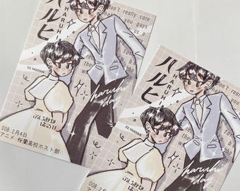 Könnte beinhalten: Zwei illustrierte Figuren, ein Junge und ein Mädchen, sind in einer romantischen Umgebung dargestellt. Der Junge trägt einen hellblauen Anzug und das Mädchen ein weißes Kleid. Der Text "Haruhi day" ist im Hintergrund geschrieben.