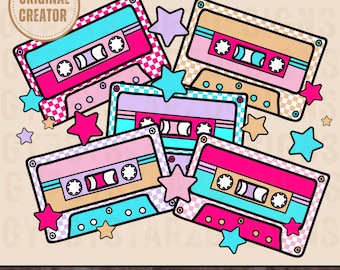 Op de afbeelding: Vijf kleurrijke cassettebandjes met een geruit patroon en roze, blauwe en gele accenten. De bandjes zijn omringd door roze, blauwe en gele sterren.