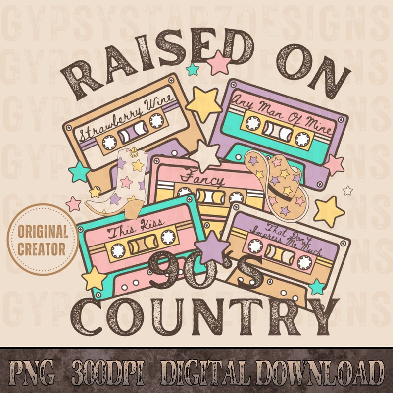 Puede incluir: Un dise&ntilde;o gr&aacute;fico descargable digitalmente que presenta un collage de cintas de casete con t&iacute;tulos de canciones de m&uacute;sica country, incluyendo "Strawberry Wine", "Any Man Of Mine", "Fancy", "This Kiss" y "That Don't Impress Me Much". El dise&ntilde;o tambi&eacute;n incluye estrellas y sombreros de vaquero. El texto "Raised on 90's Country" est&aacute; en la parte superior del dise&ntilde;o.