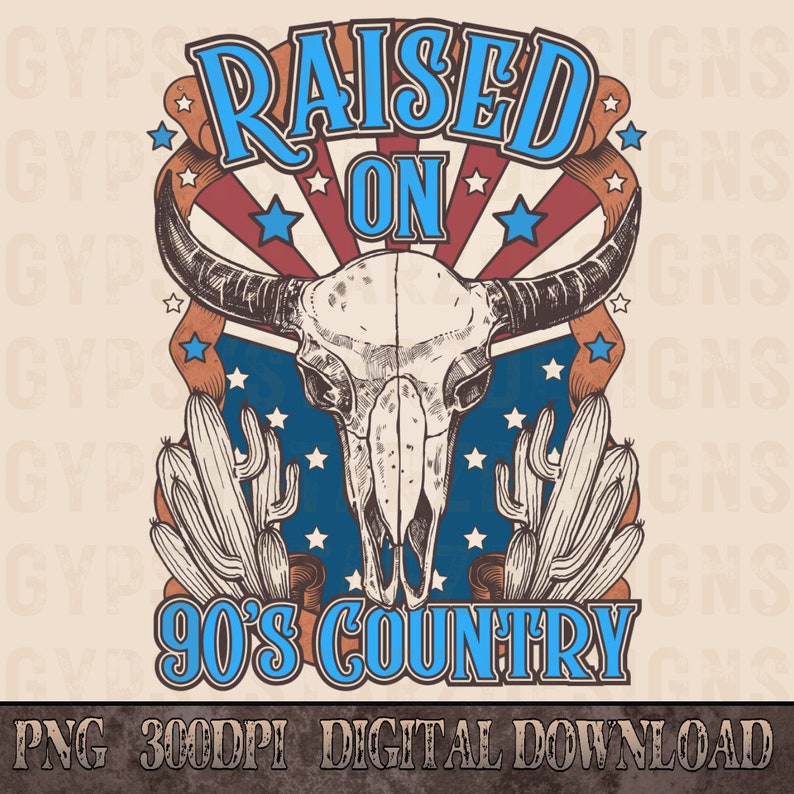 Pu&ograve; includere: Un download digitale di un design grafico con un teschio di toro con piante di cactus su entrambi i lati. Il teschio &egrave; davanti a una bandiera americana rossa, bianca e blu con stelle. Il testo "RAISED ON 90'S COUNTRY" &egrave; in lettere blu.
