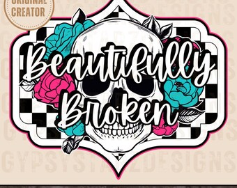 Könnte beinhalten: Ein schwarz-weiß karierter Hintergrund mit einem Schädel und rosa und blauen Blumen. Der Text "Beautifully Broken" ist in einer fetten, kursiv geschriebenen Schrift geschrieben.