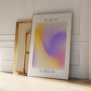 Könnte beinhalten: Zwei gerahmte Drucke, die an einer weißen Wand lehnen. Der Druck links ist eine leere Leinwand. Der Druck rechts hat einen Farbverlaufshintergrund aus Gelb, Orange, Rosa und Lila mit dem Text "as above so below" in Weiß.