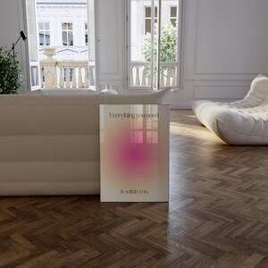 K&ouml;nnte beinhalten: Ein gerahmter Kunstdruck mit dem Text "Everything you need is within you". Das Kunstwerk zeigt einen Farbverlauf, der von einem sanften Beige oben und unten zu einem leuchtenden Rosa in der Mitte &uuml;bergeht. Der Druck wird in einem modernen Wohnzimmer pr&auml;sentiert.
